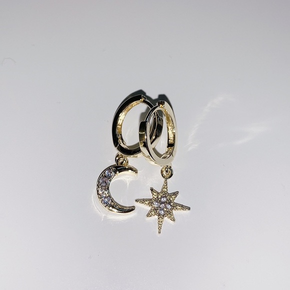 βSOLDβ πHPπ π4/$20 GOLD STAR AND MOON EARRINGS - Picture 5 of 7